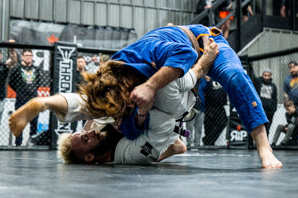 Gi competition throw vertical